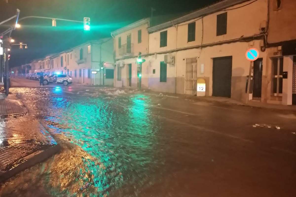 El barrio palmesano de Es Pil·larí se ha quedado sin agua potable por la rotura de una tubería. AYTO. DE PALMA