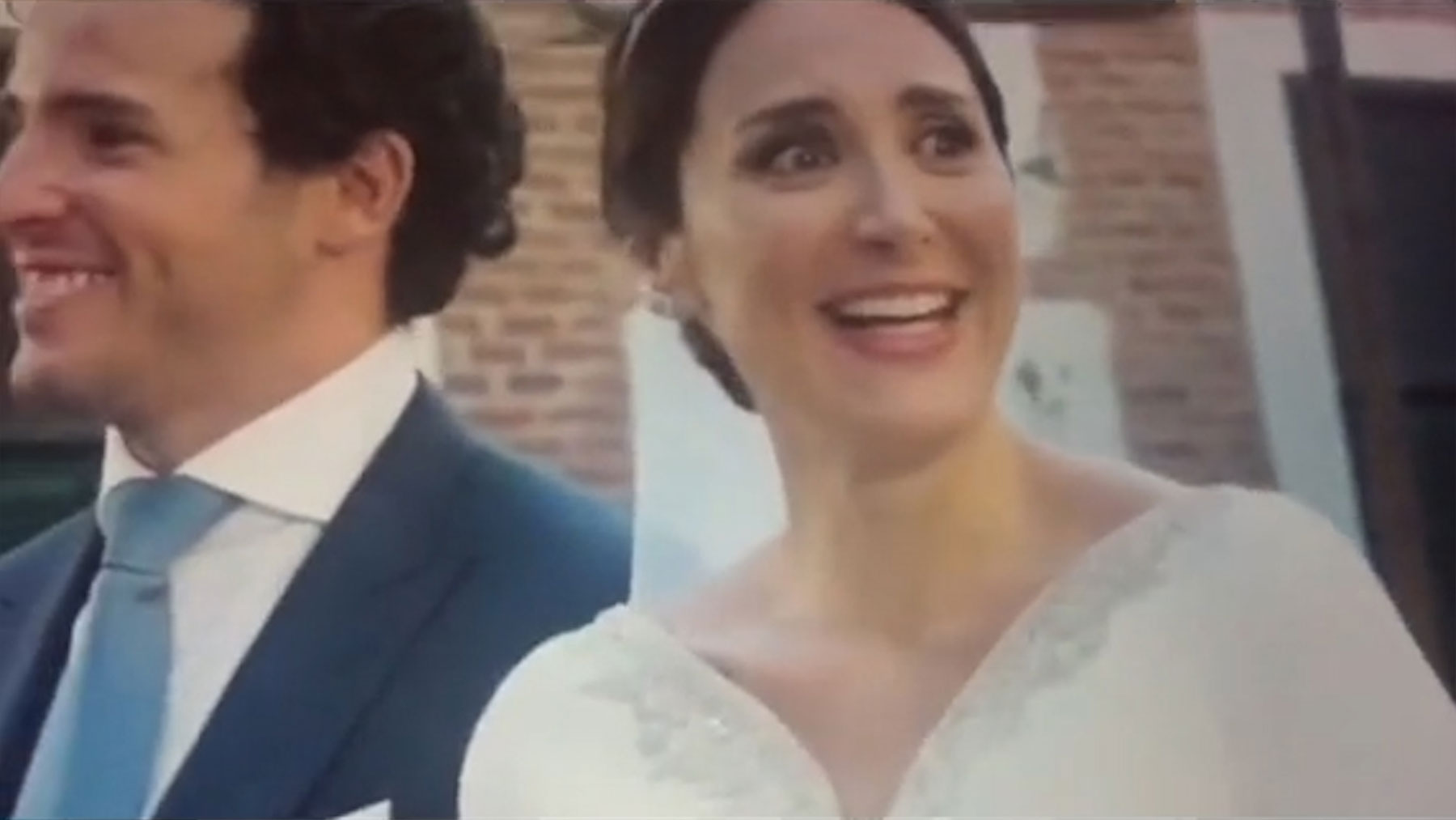 El increíble momento en el que se le quema la sotana al cura en la boda de Tamara Falcó e Iñigo Onieva