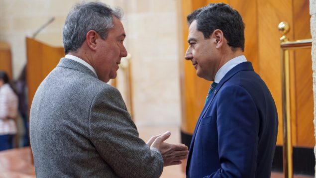 Juanma Moreno (PP-A) dialoga con Juan Espadas (PSOE-A) en el Parlamento de Andalucía (EUROPA PRESS).
