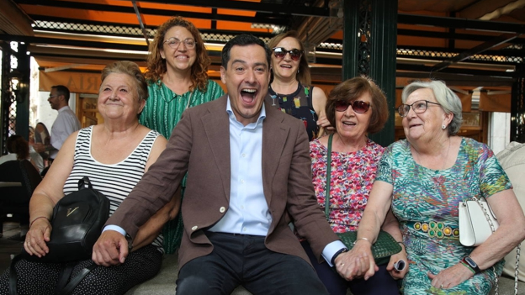 Juanma Moreno bromea con simpatizantes en Granada en la campaña de las andaluzas de 2022 (EFE).