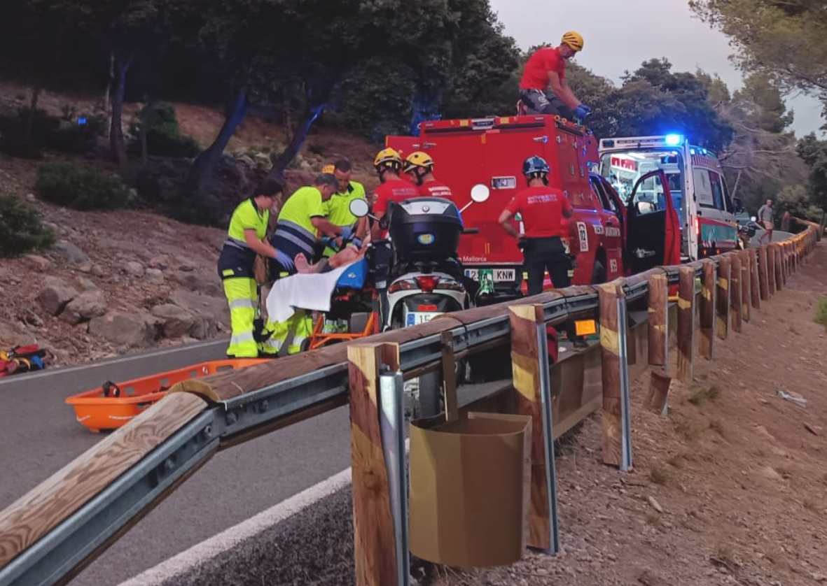 Efectivos de los Bomberos de Mallorca durante el rescate del motorista. BOMBERS DE MALLORCA