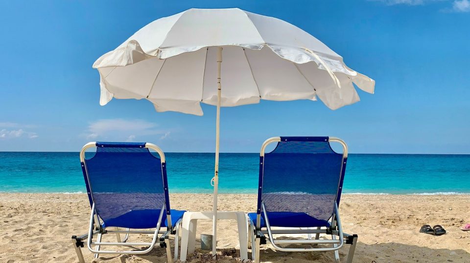 Cinco trucos para mantener la sombrilla en su sitio y que no se arruine tu  día de playa
