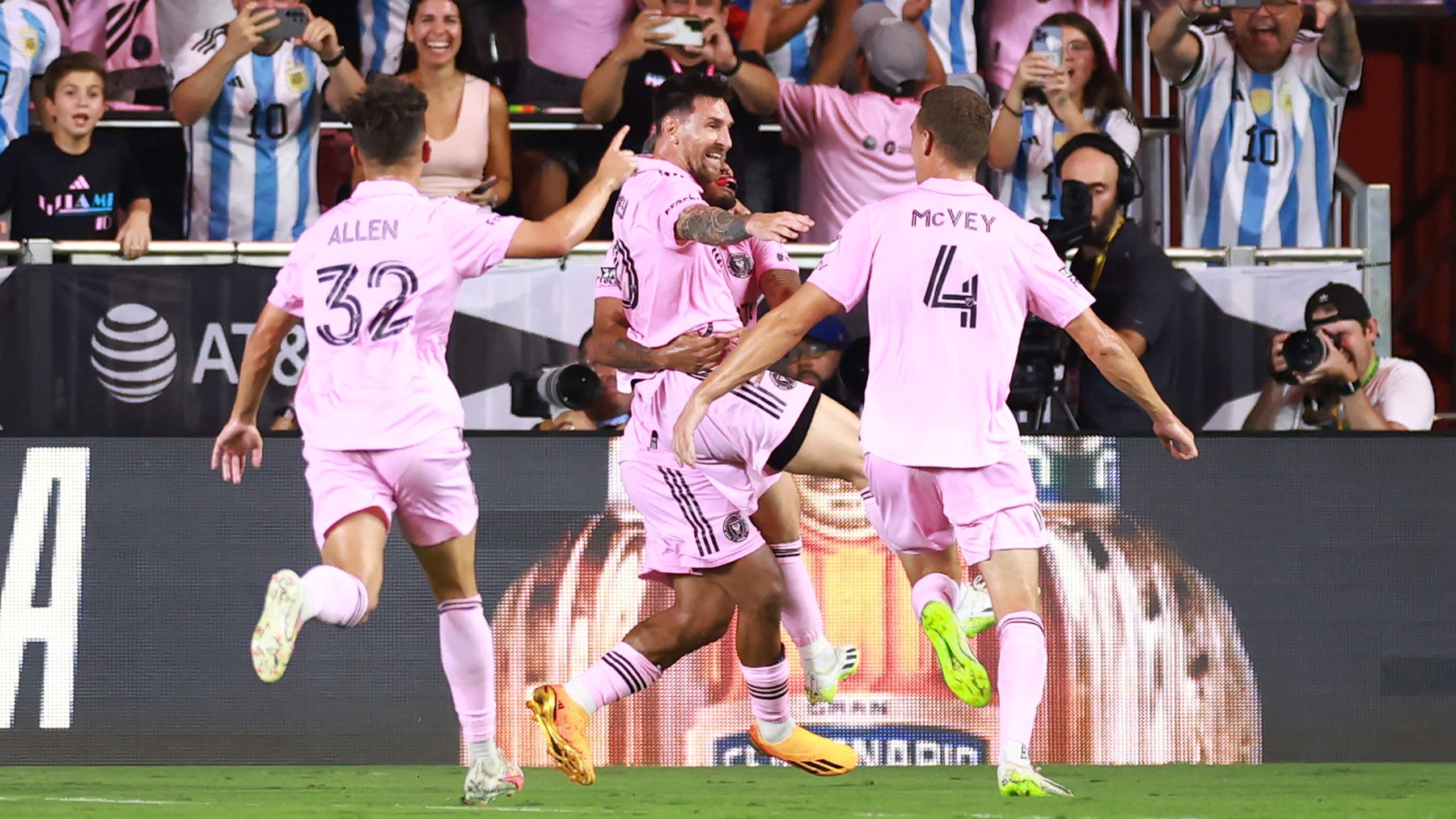 Messi celebra el gol con sus compañeros. (AFP)