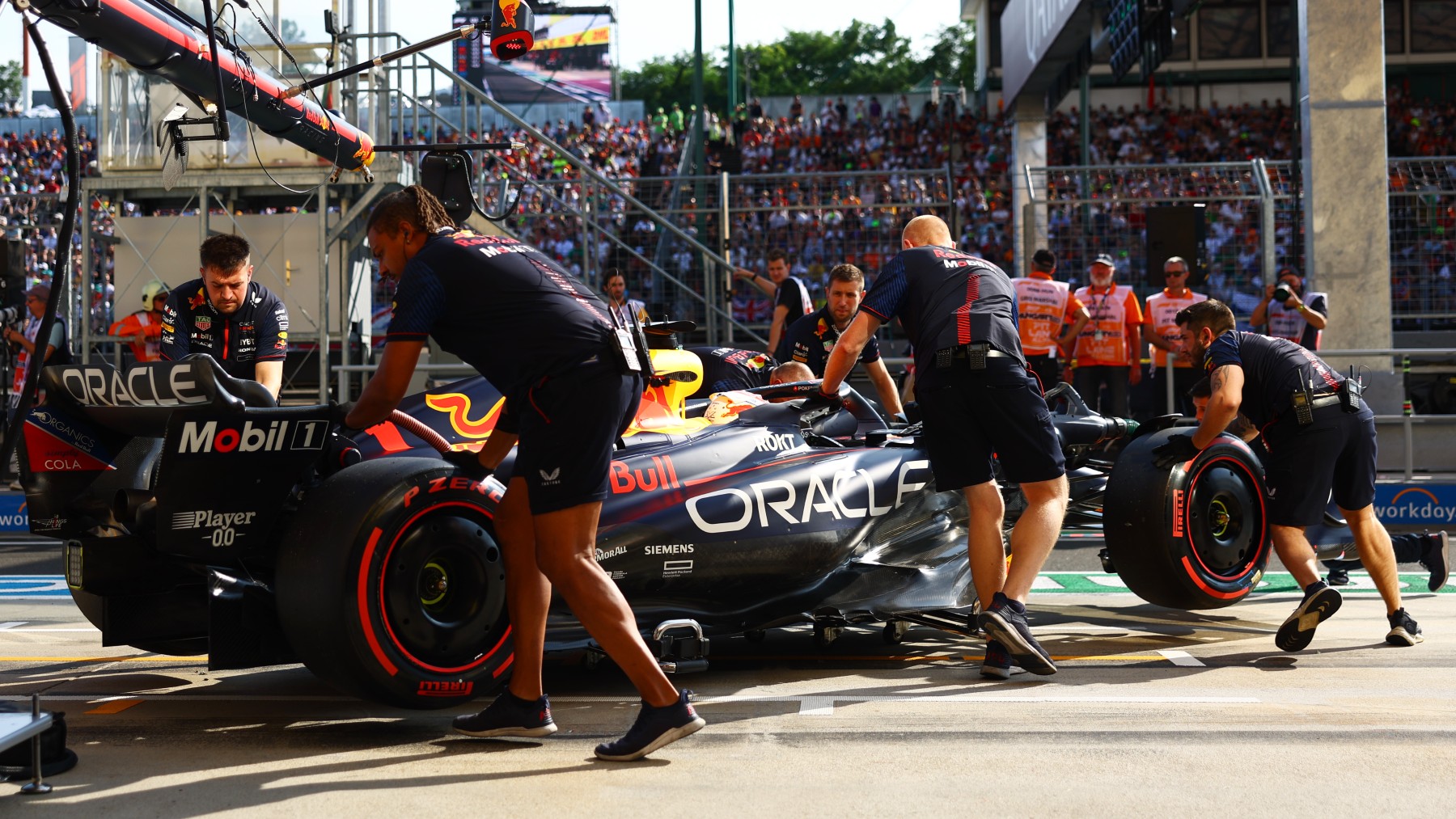Los mecánicos introducen el coche de Verstappen en boxes en un GP de F1. (Getty)