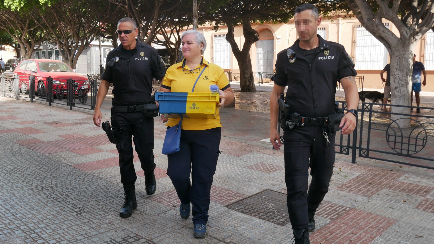 Agentes de la Policía Nacional escoltan la llegada del voto por correo a las mesas electorales de Melilla.
