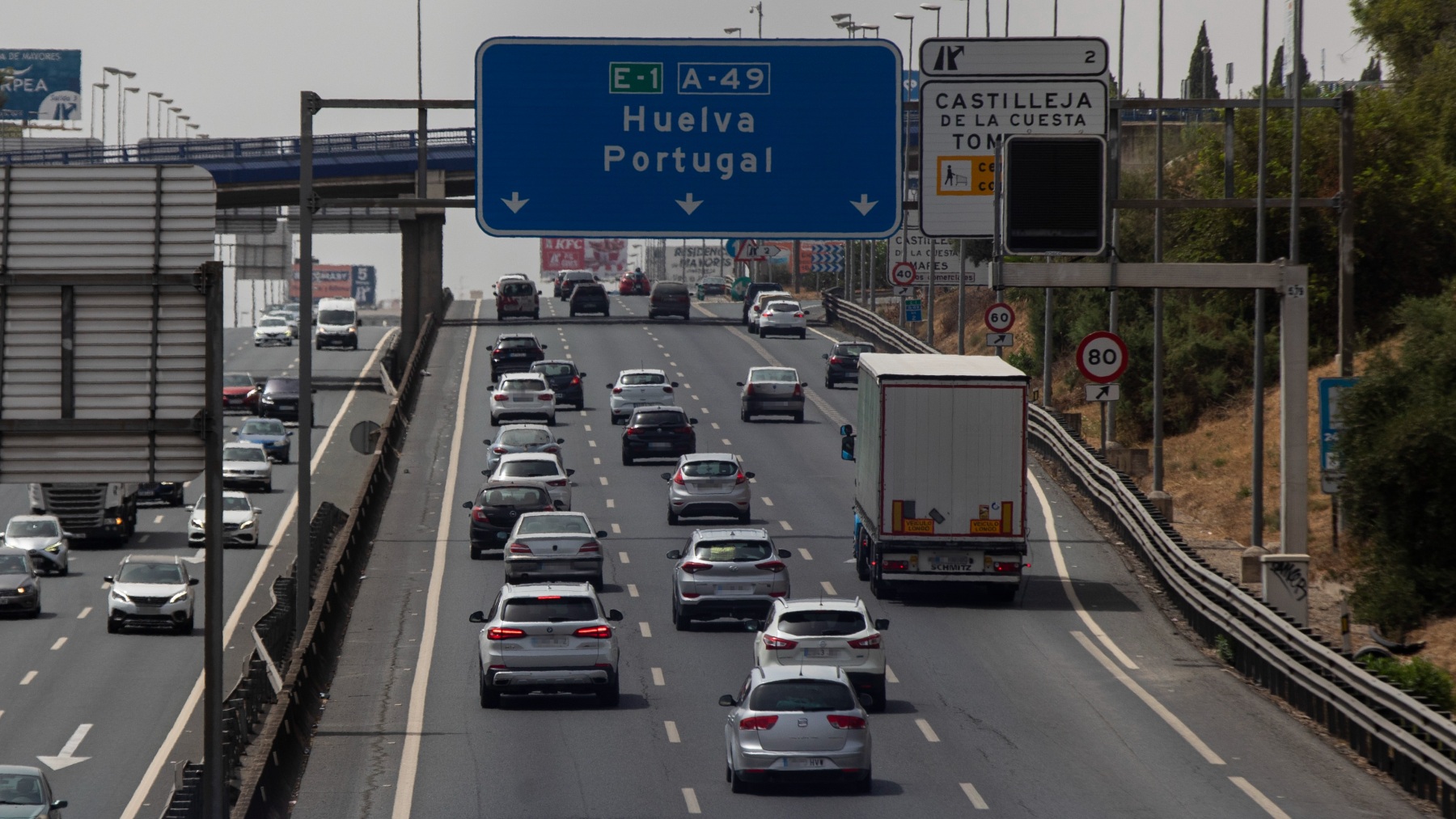 Imágenes de la salida de Sevilla por la A-49 (EUROPA PRESS).