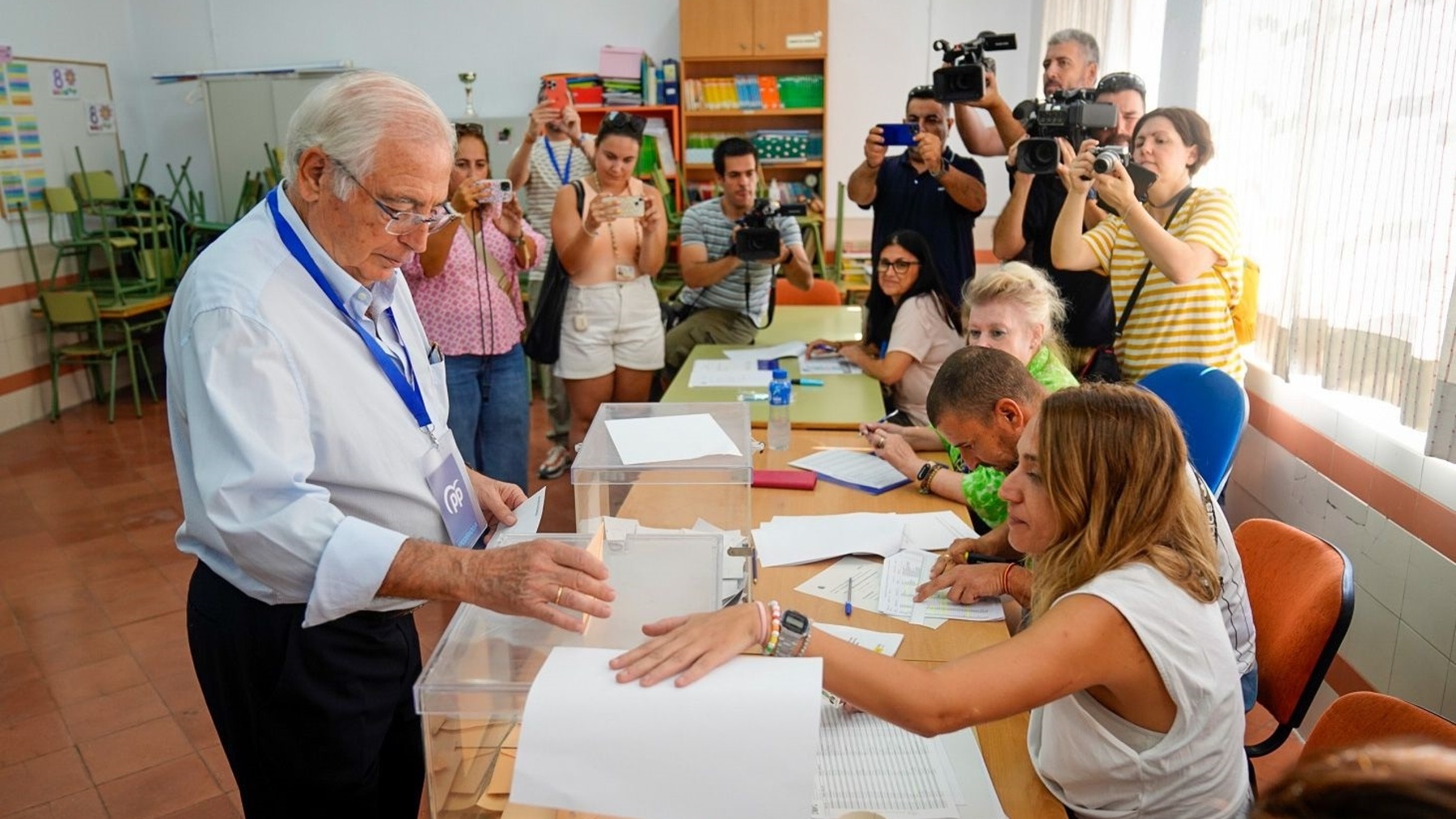 El presidente de Melilla, Juan José Imbroda (PP), ejerce su derecho al voto este 23J (PP MELILLA).