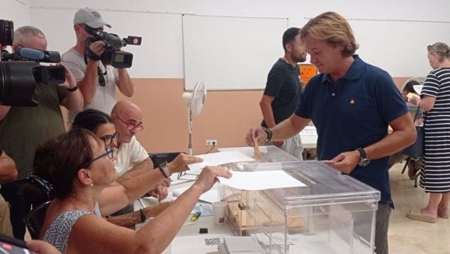 Jorge Campos (Vox) en el momento de depositar su voto.