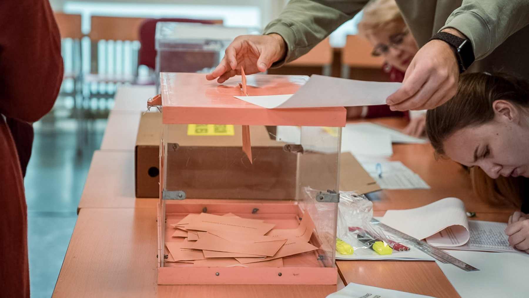 Una persona vota en un colegio electoral. – Gabriel Luengas – Europa Press