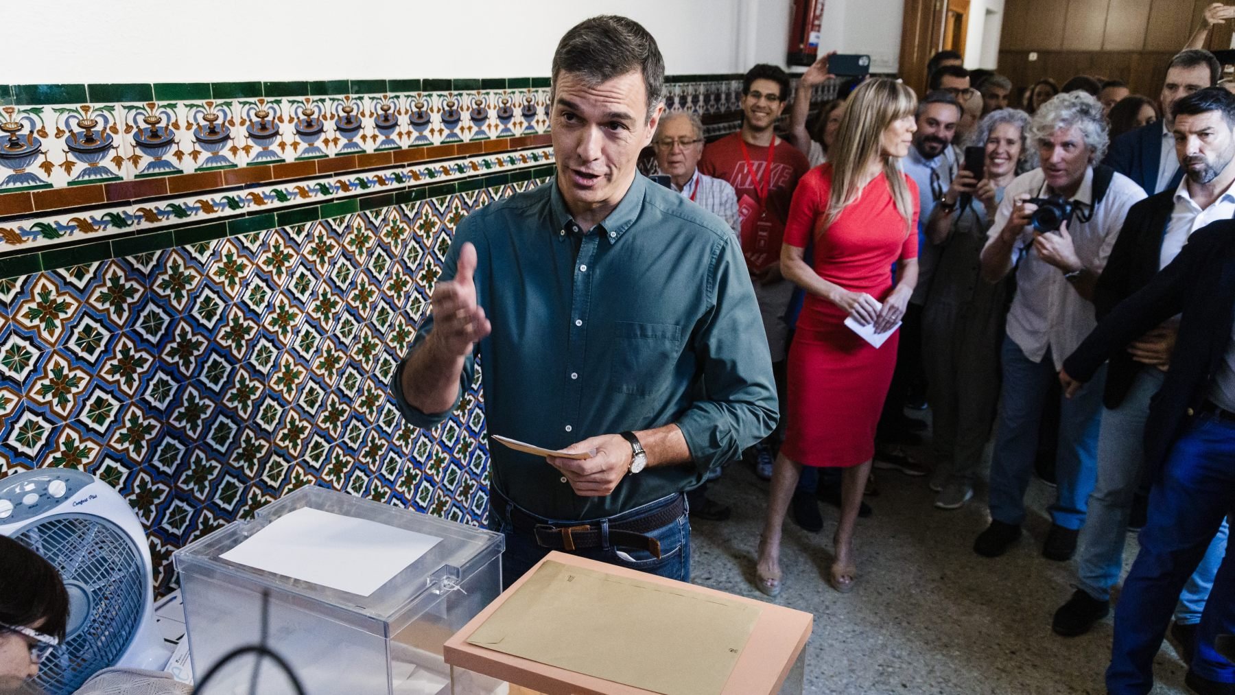 Pedro Sánchez ejerce su derecho a voto en las elecciones el 23J. (Europa Press)