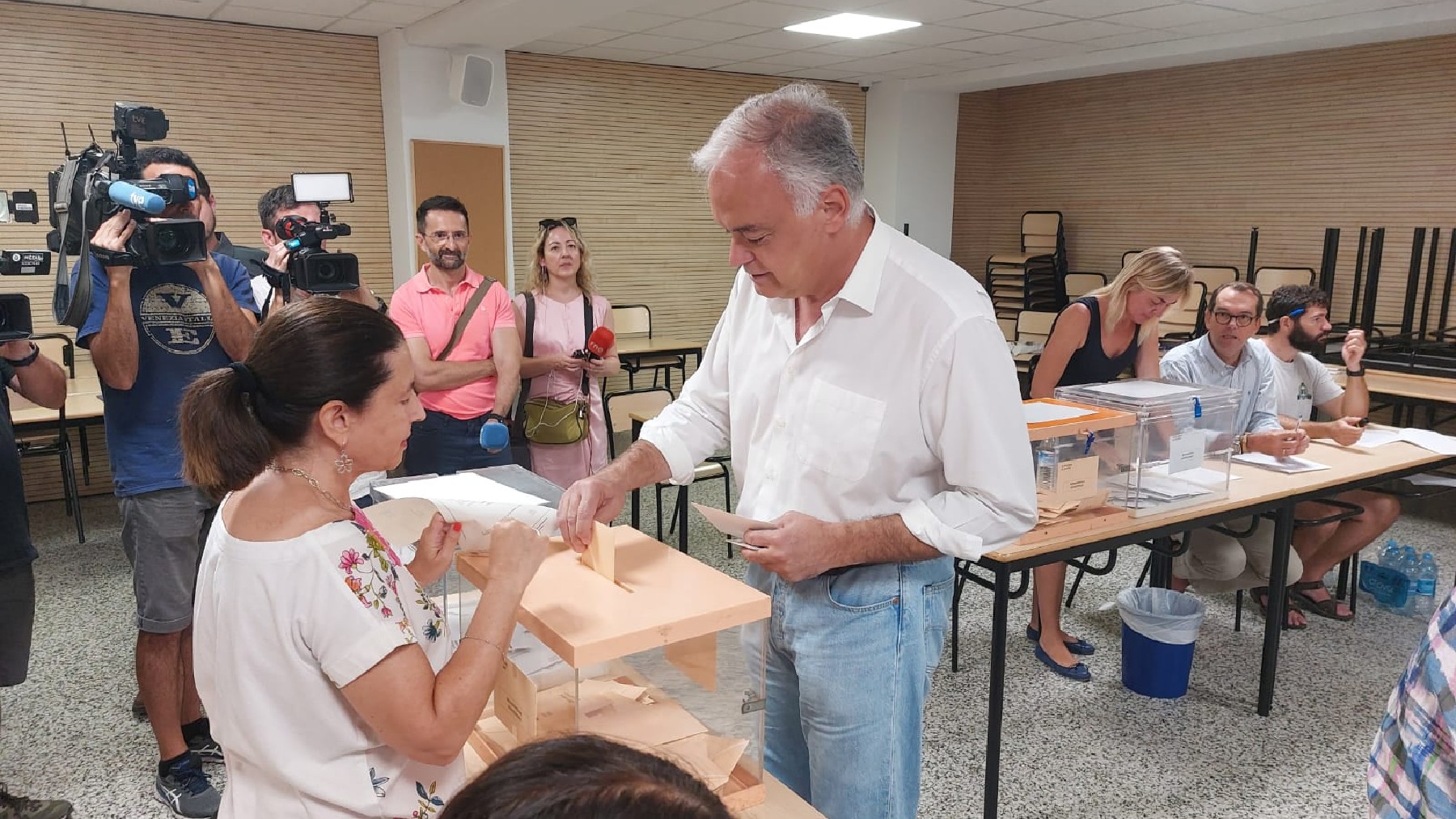 Esteban González Pons, cabeza de lista del PP en la provincia de Valencia, este domingo, ejerciendo su voto.