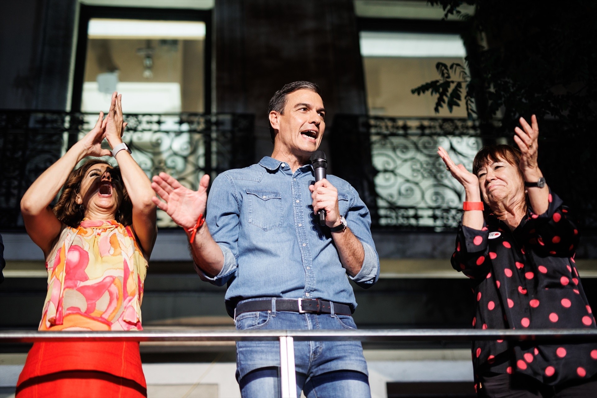 Pedro Sánchez, María Jesús Montero y Cristina Narbona celebrando el resultado electoral del 23J de 2023.