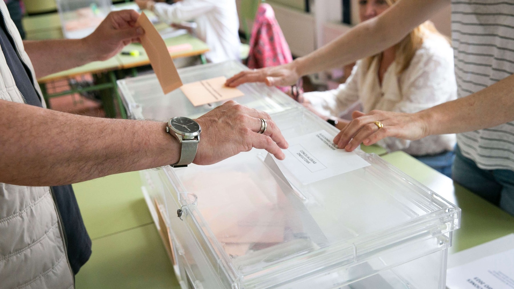 Un ciudadano vota en las elecciones. (Europa Press)