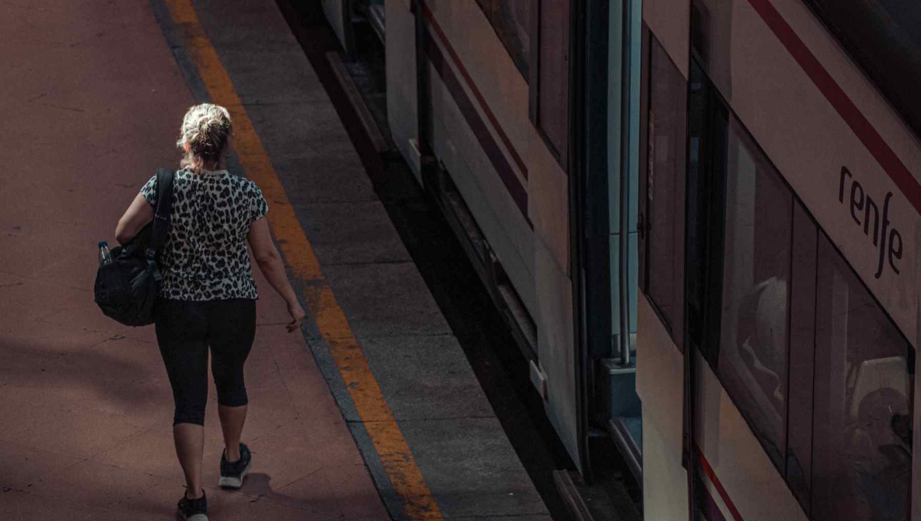 Una pasajera en una estación de Renfe.