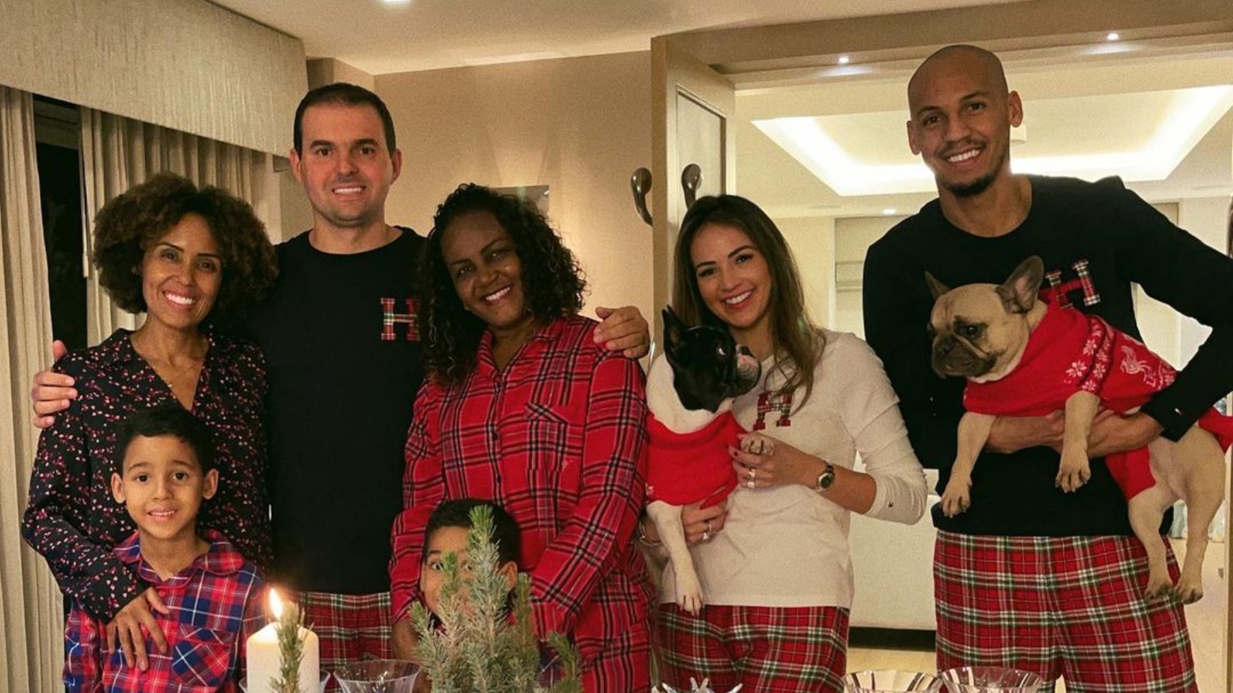 Fabinho, con su familia y uno de sus perros.