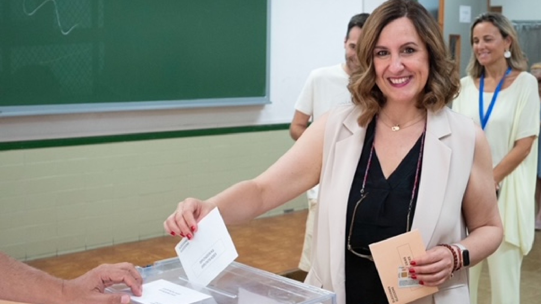 María José Catalá, alcaldesa de Valencia, este domingo, ejerciendo su derecho al voto.