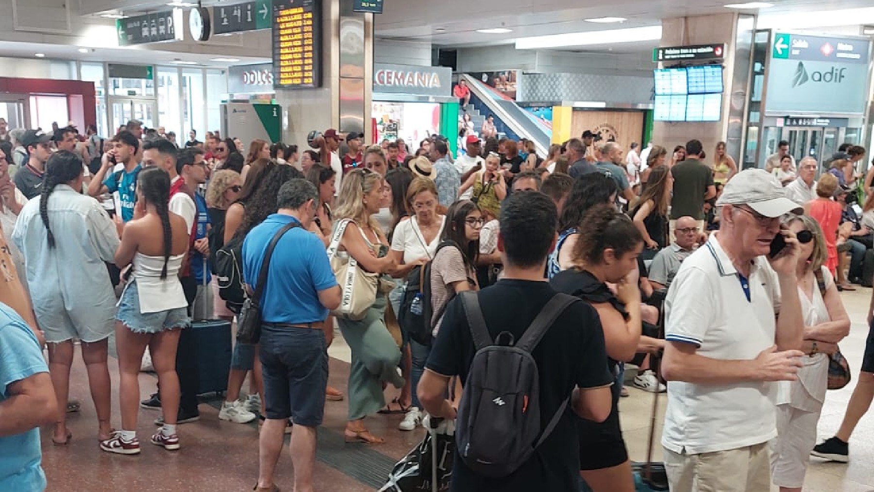Aspecto de la estación de Chamartín, en Madrid, este domingo, repleta de valencianos esperando tren.