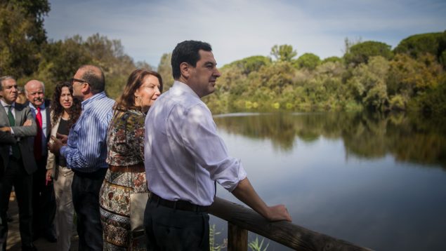 El presidente de la Junta de Andalucía, Juanma Moreno, en el Parque Nacional de Doñana.