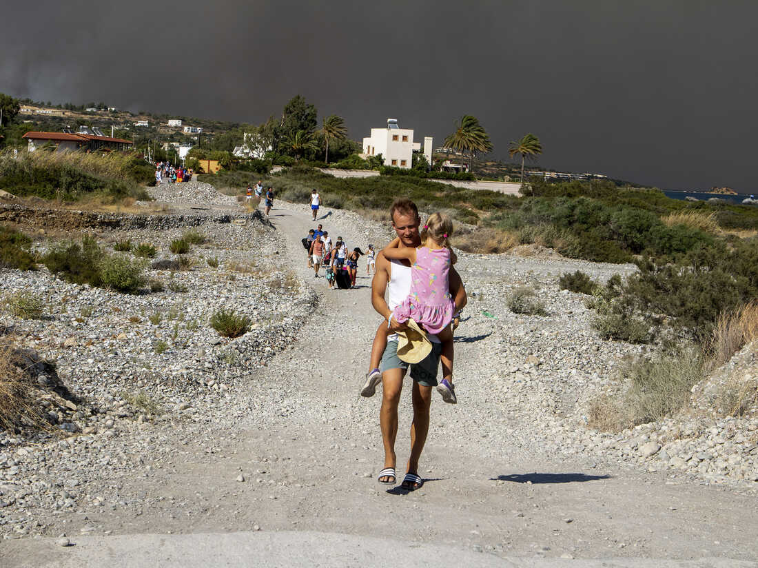 Un turista huye con su hija de la isla griega de Corfú