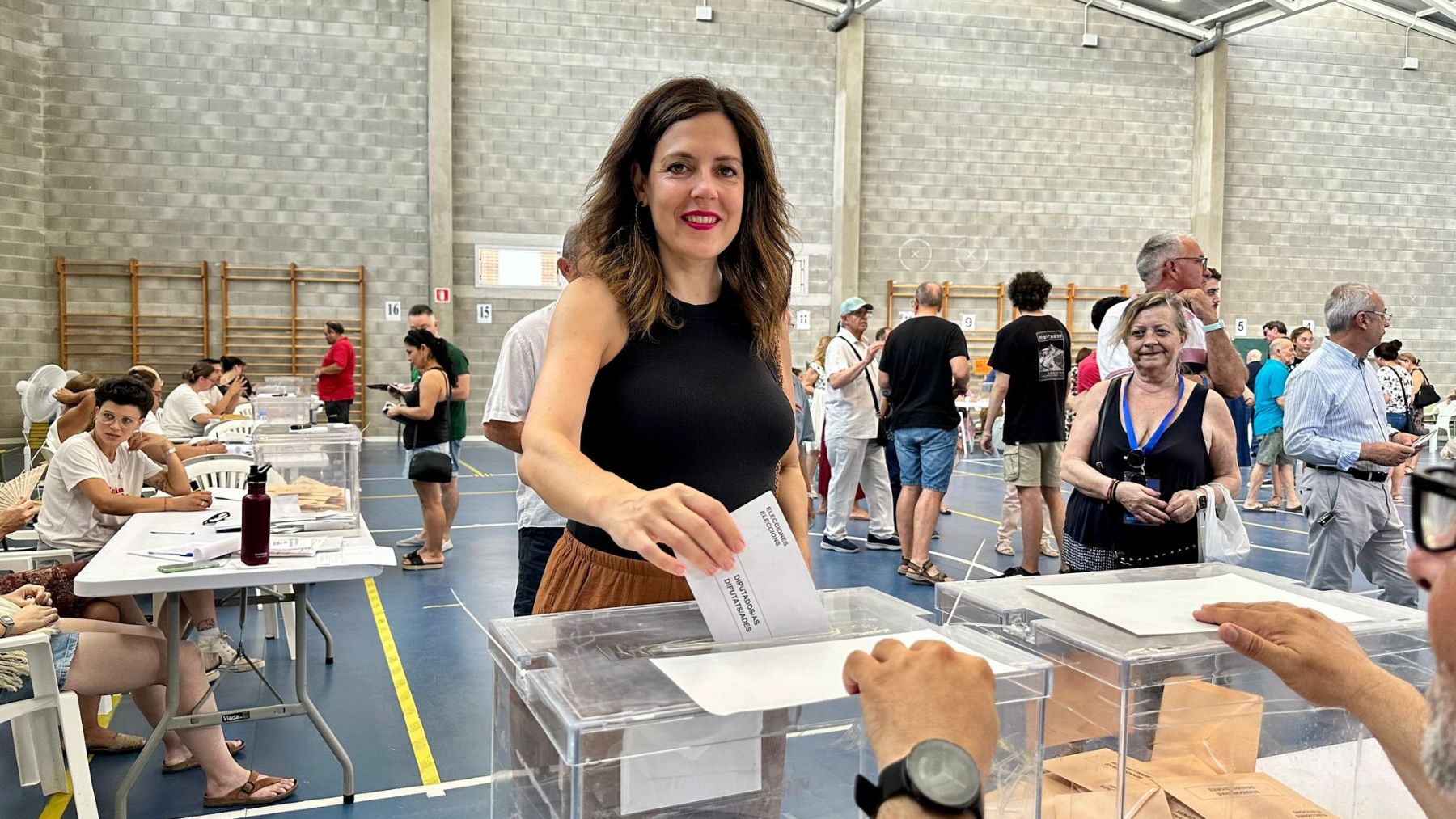 La secretaria general del PP balear, Sandra Fernández, ejerciendo su derecho al voto.