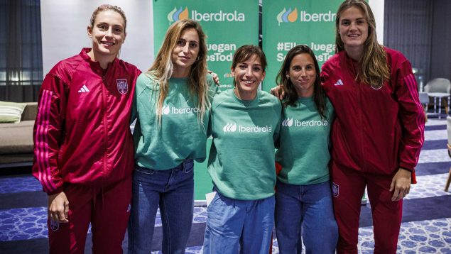 Las Embajadoras de Iberdrola visitan a la Selección Española de fútbol femenino antes de su partido con Zambia