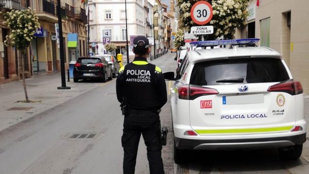 Un hombre atropella a su pareja con un coche robado y se da a la fuga en Antequera (Málaga)