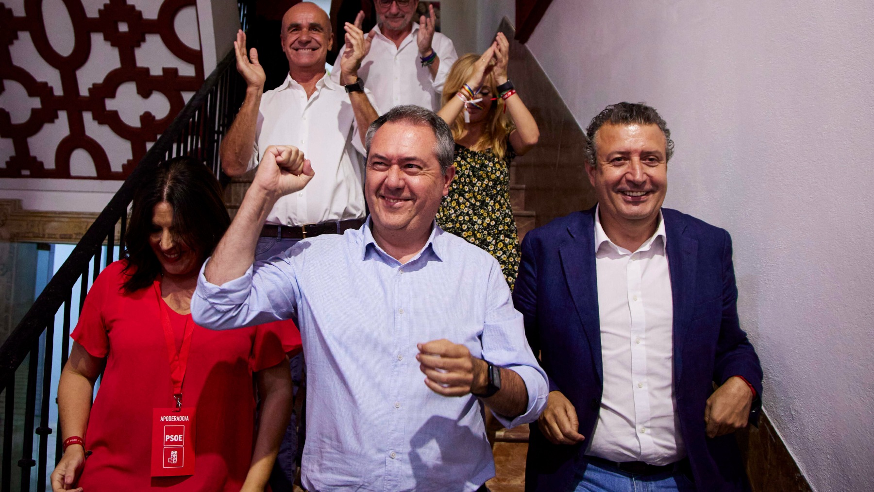 Juan Espadas, junto a sus compañeros de partido durante la noche electoral en la sede del PSOE-A (EUROPA PRESS).