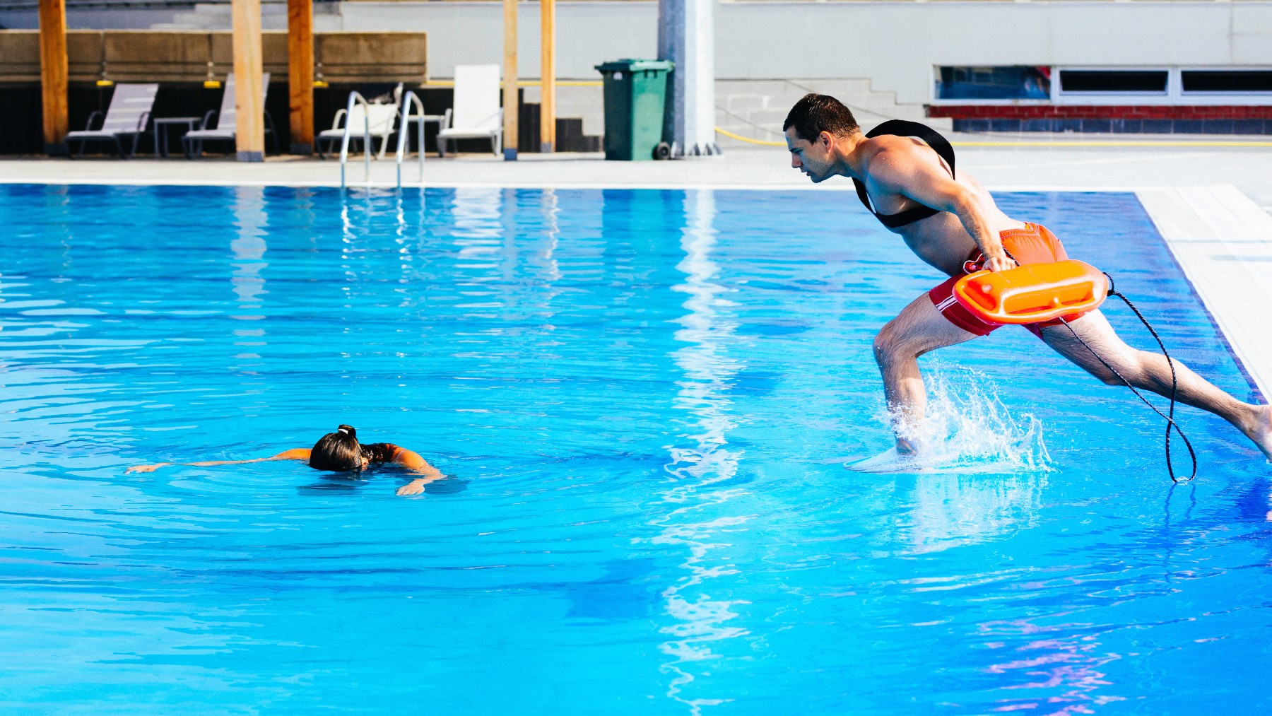 Una práctica de socorrismo en una piscina.