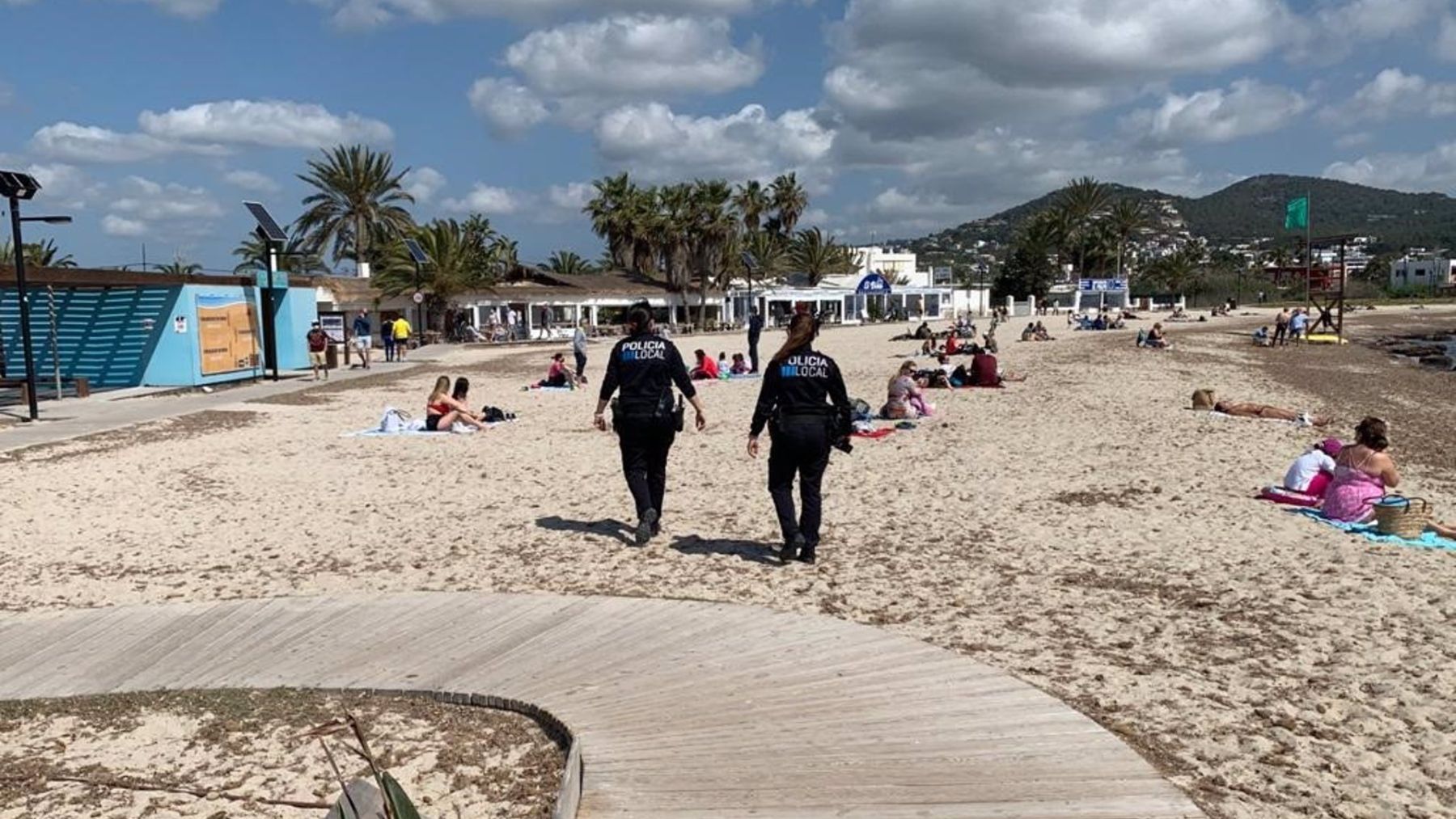 Una patrulla de Policía Local vigilando una playa de Ibiza