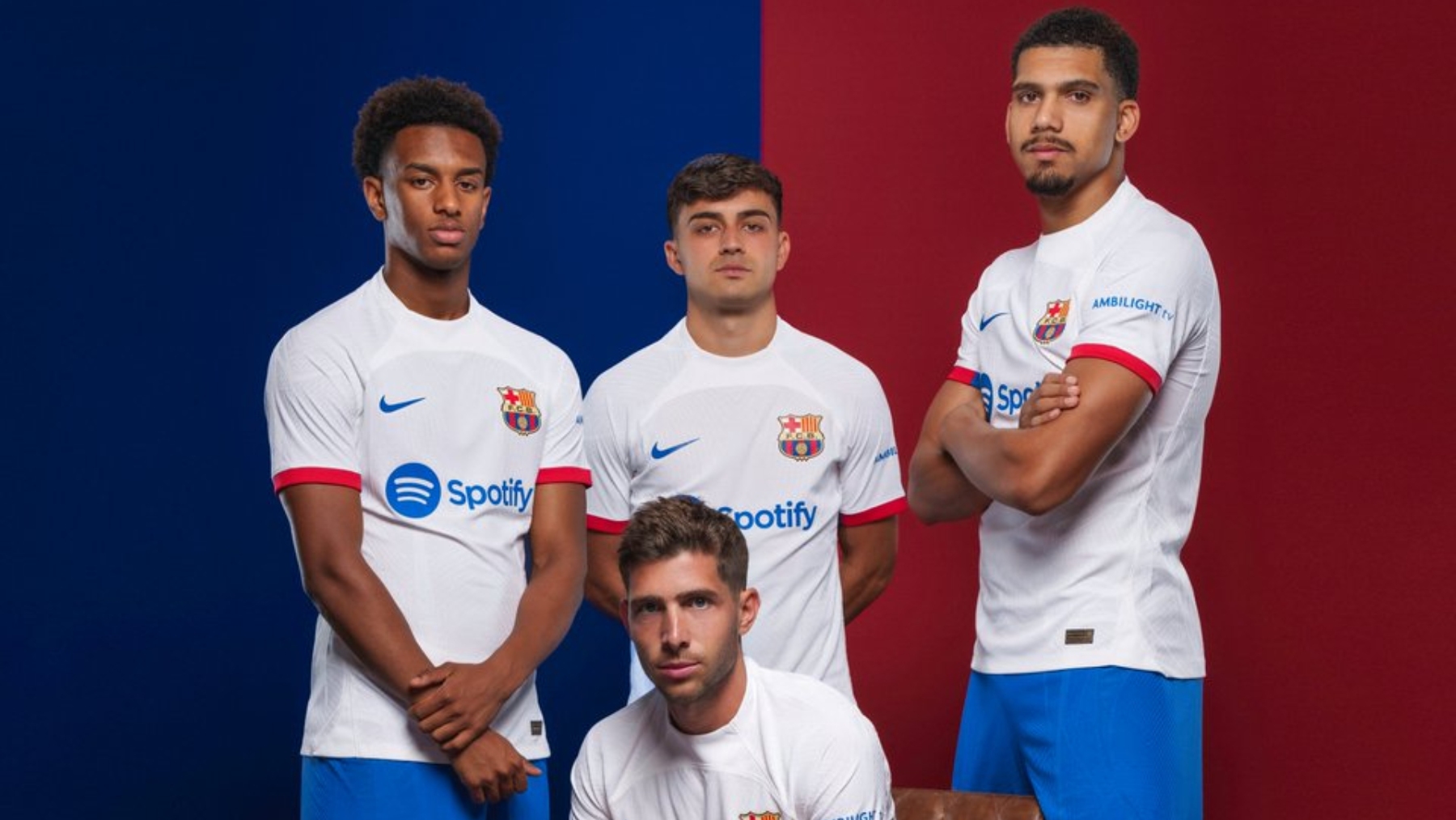 Los jugadores con la nueva camiseta. (FCB)