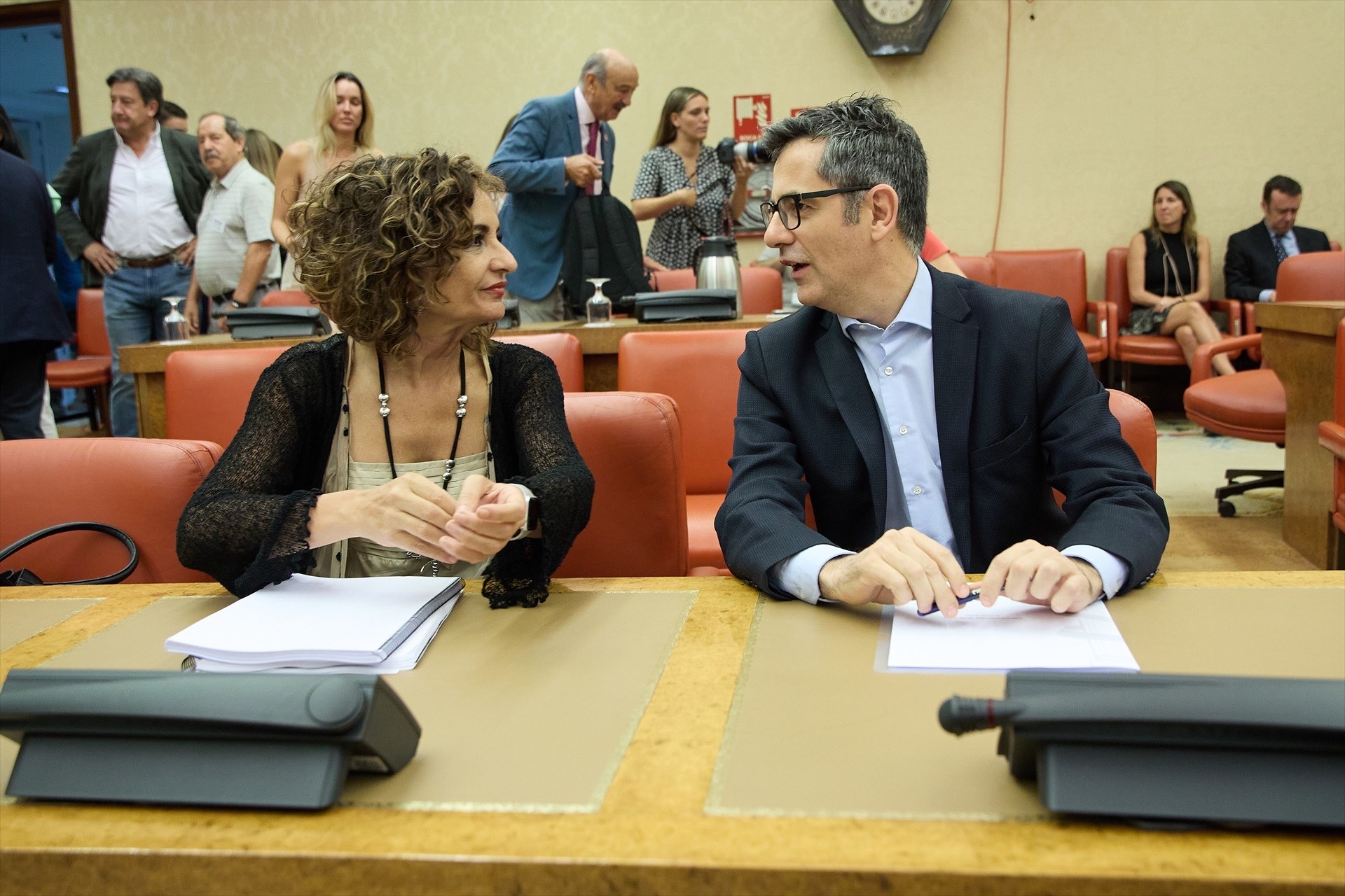 La ministra de Hacienda y Función Pública, María Jesús Montero, y el ministro de la Presidencia, Relaciones con las Cortes y Memoria Democrática, Félix Bolaños, conversan durante la reunión de la Diputación Permanente del Congreso