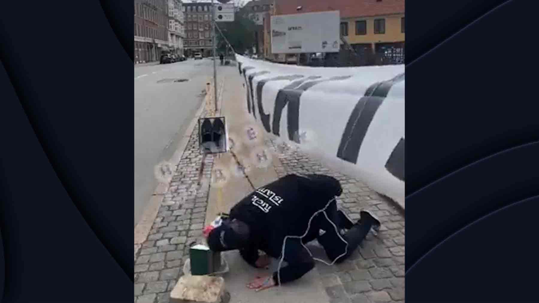 Un activista quema un Corán en Copenhague