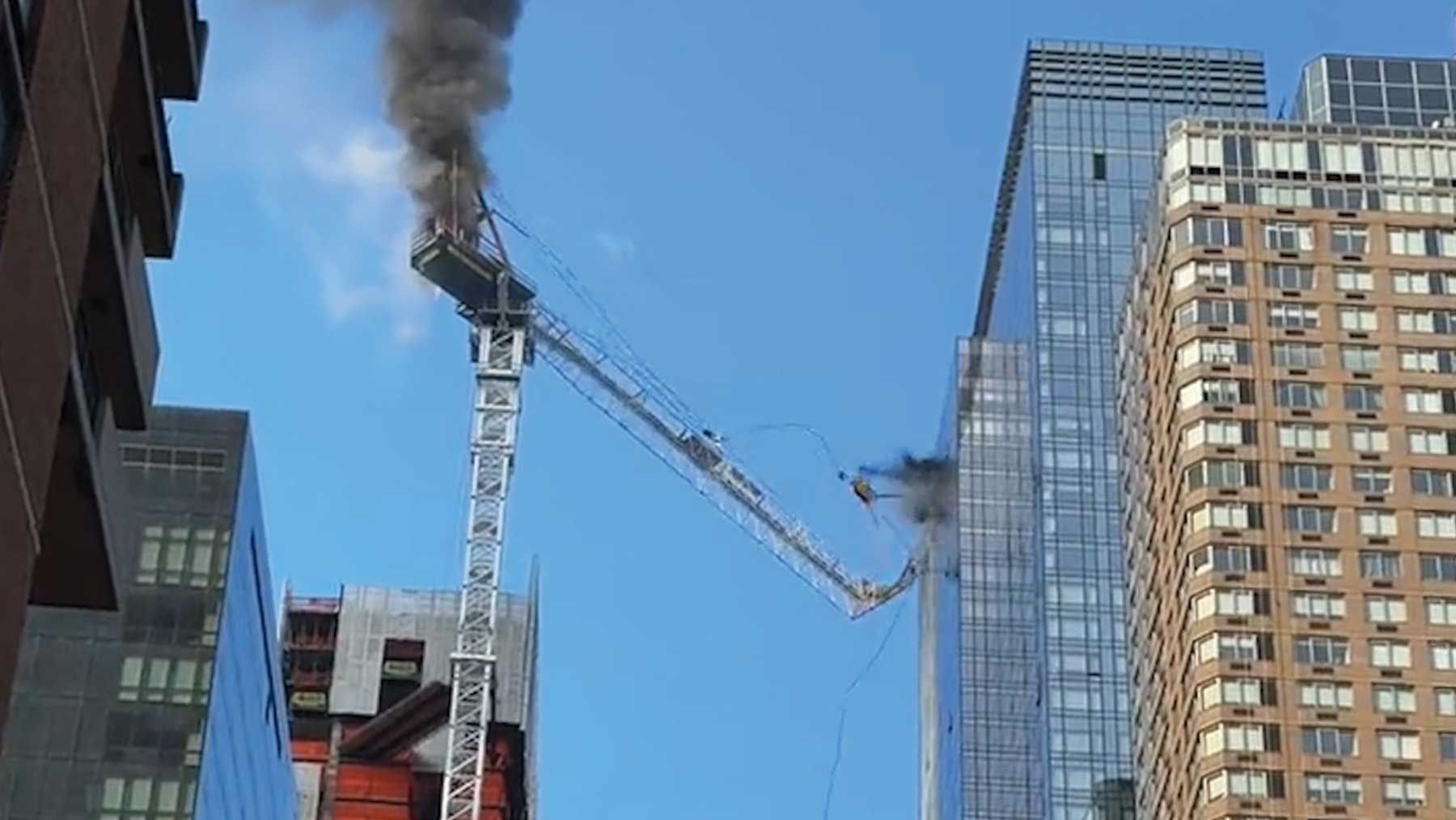 Una grúa se precipita sobre una calle de Nueva York