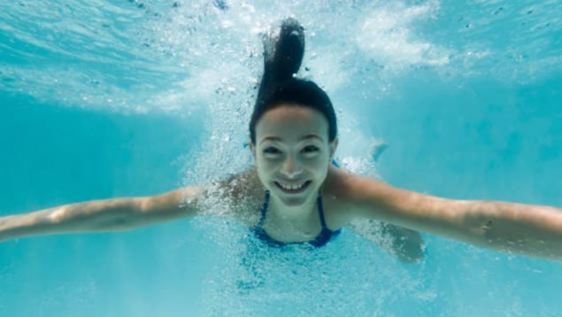 Adiós a los oídos taponados cuando te bañas en la piscina: hay un truco instantáneo