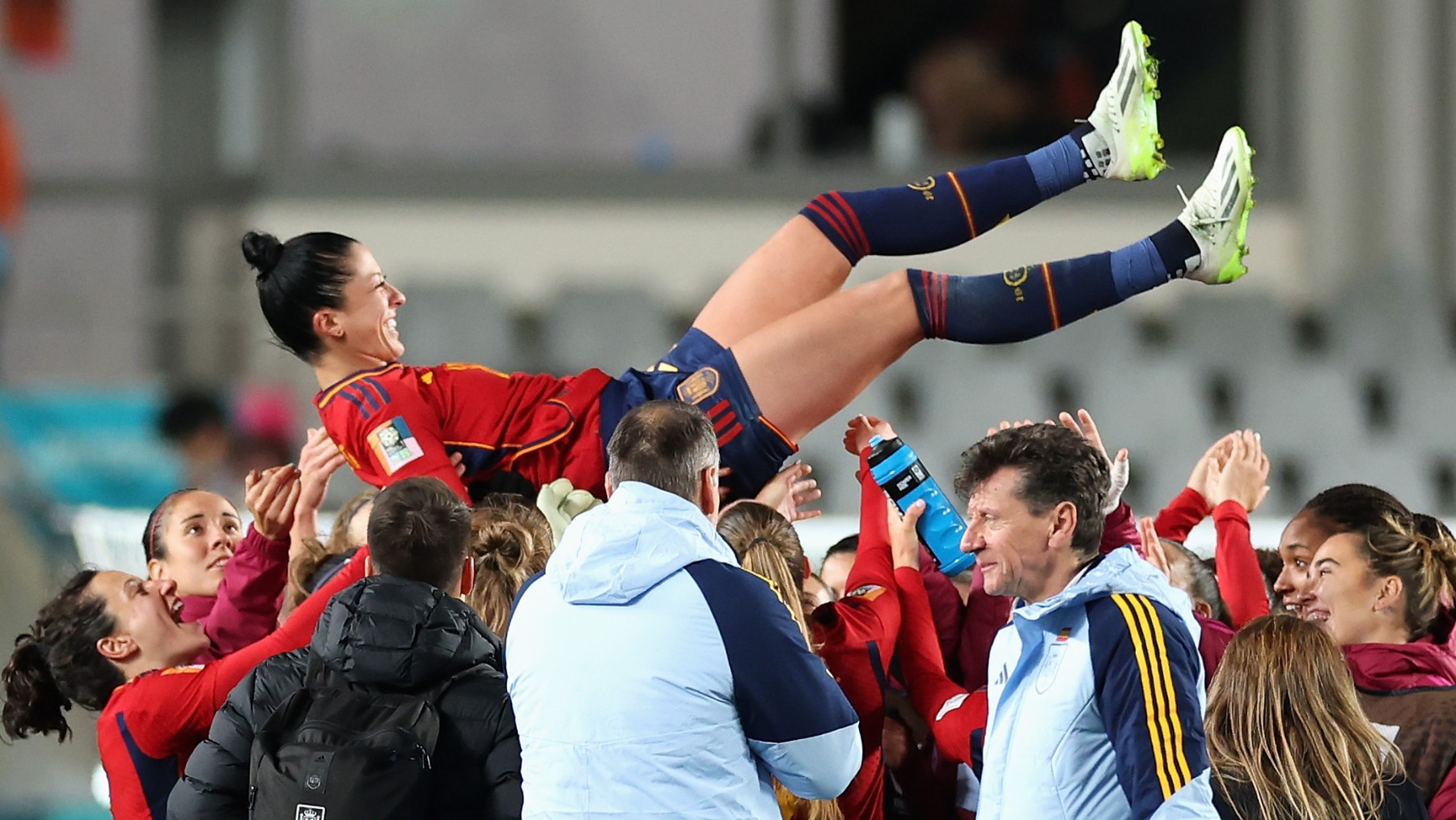 Jenni Hermoso, manteada por sus compañeras tras el partido ante Zambia. (Getty)
