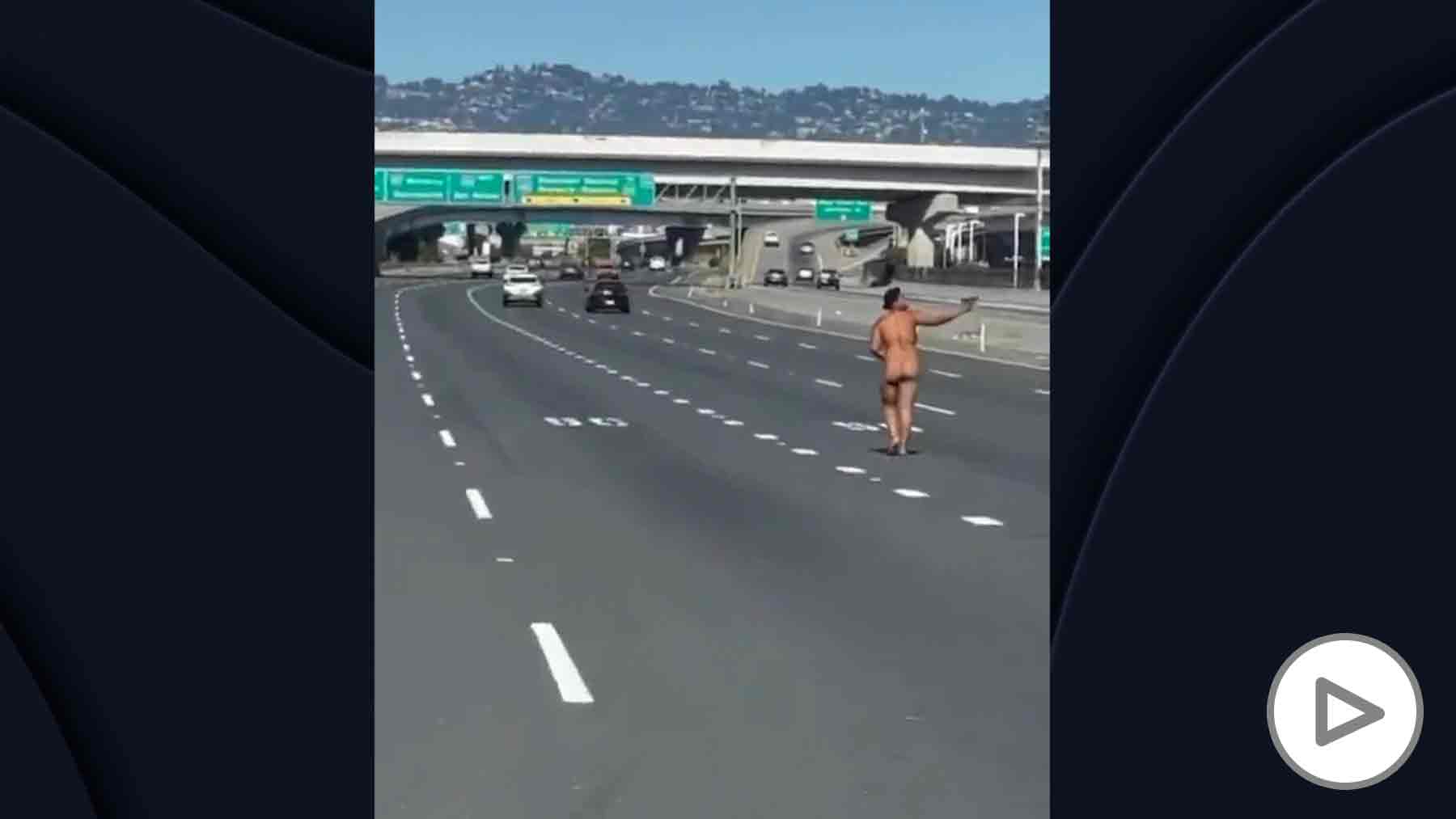 Una mujer camina desnuda por una autopista mientras dispara a los coches con una pistola imagen foto