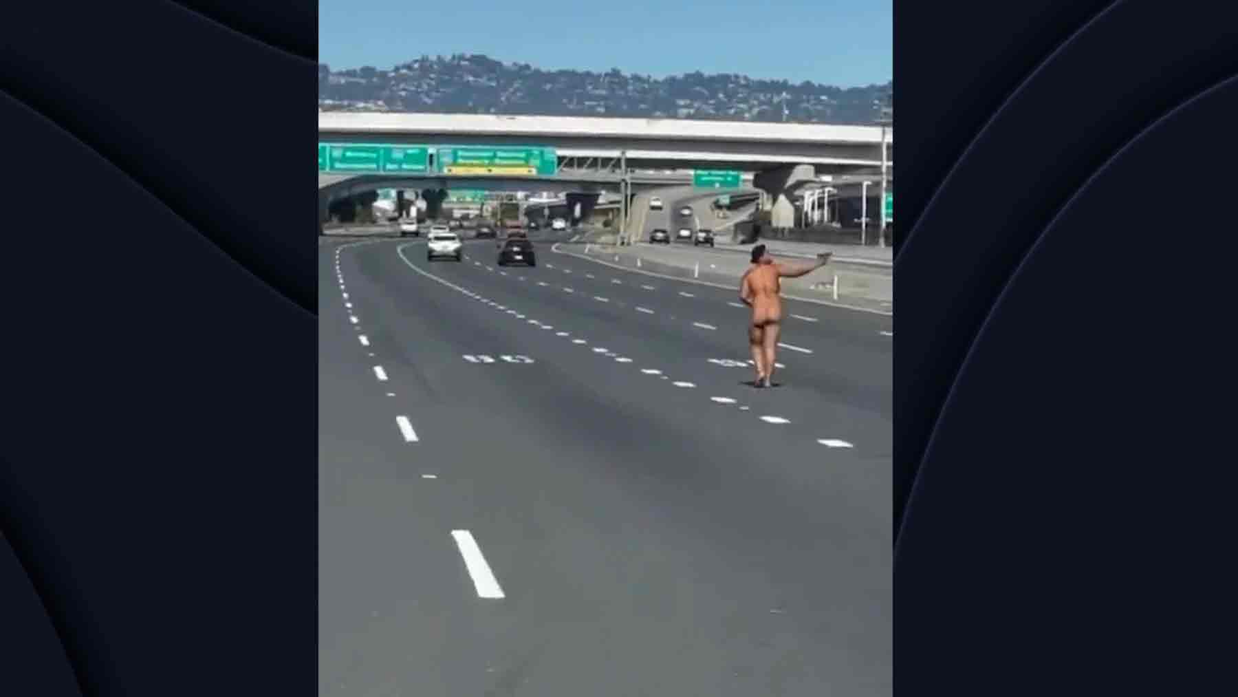 Una mujer desnuda protagonizó un tiroteo en una autopista de San Francisco