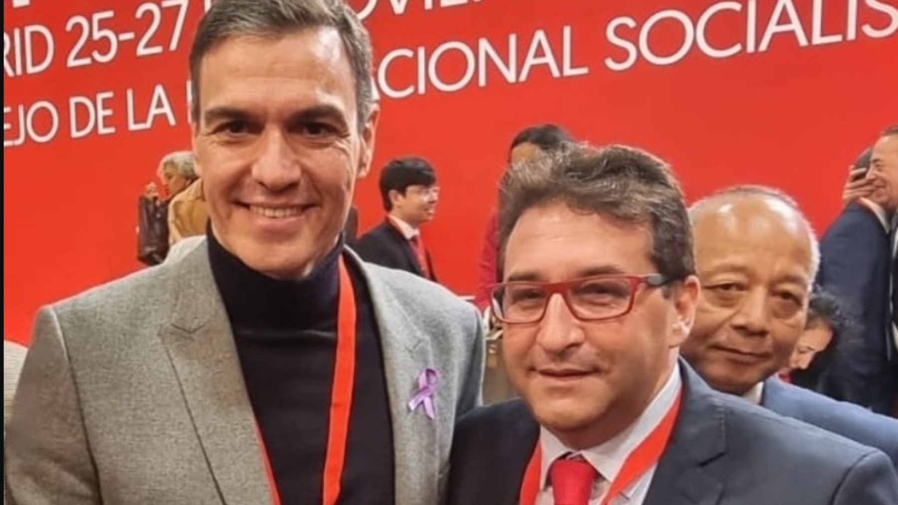 Pedro Sánchez con el socialista marroquí Machij el Karkri.