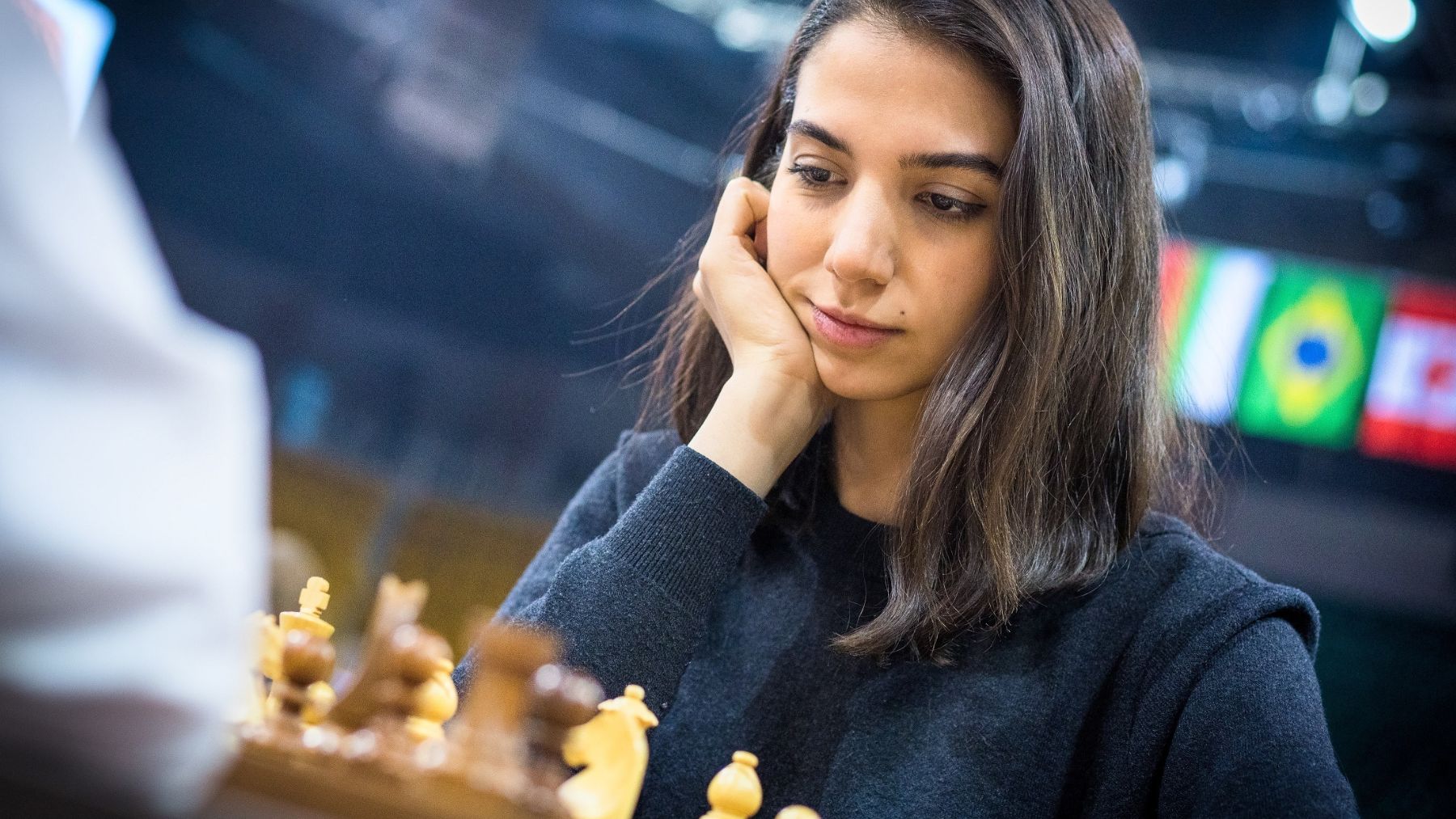 Sara Khadem durante una partida del mundial de ajedrez Foto: Europa Press