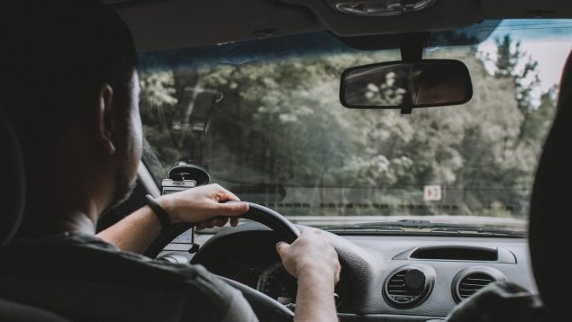 Todos lo llevamos en el coche y la estamos liando: se avecina una multa y de las gordas