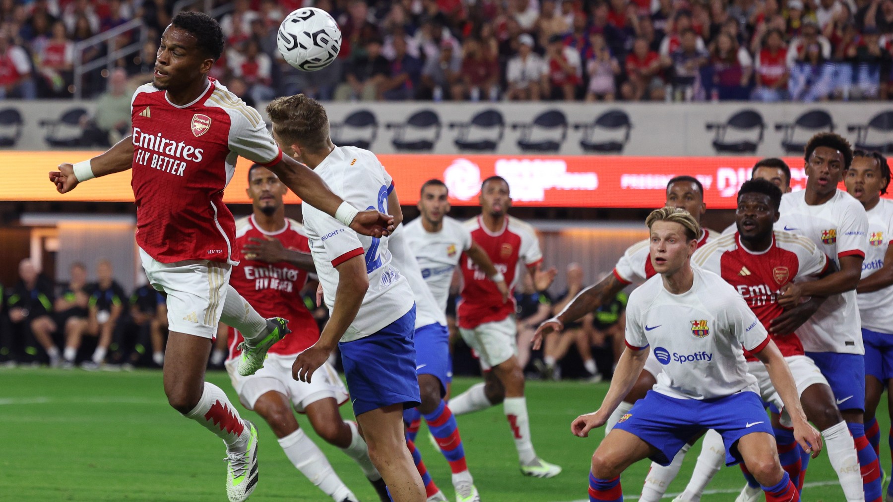 William Saliba lucha un balón ante la mirada de De Jong en el Arsenal-Barcelona. (Getty)