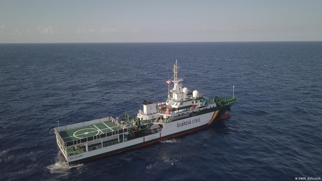 Marlaska tira 1,3 millones de Europa tras retirar de Frontex el barco y el avión de la Guardia Civil