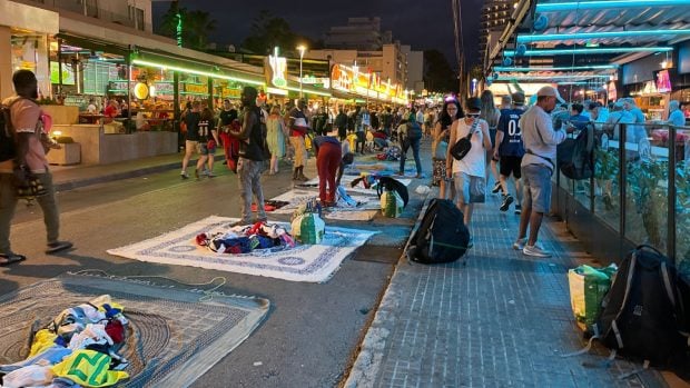 Vendedores ambulantes ilegales en la Calle del Jamón del Arenal