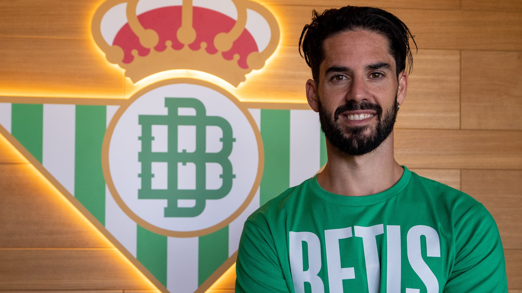 Isco Alarcón posando junto al escudo del Betis (@RealBetis)