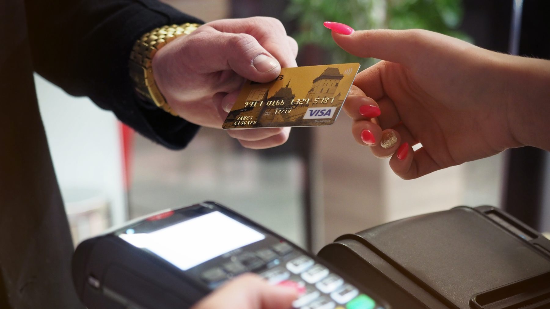 Cuidado si pagas con tarjeta en los supermercados. El Banco de España emite su comunicado más duro