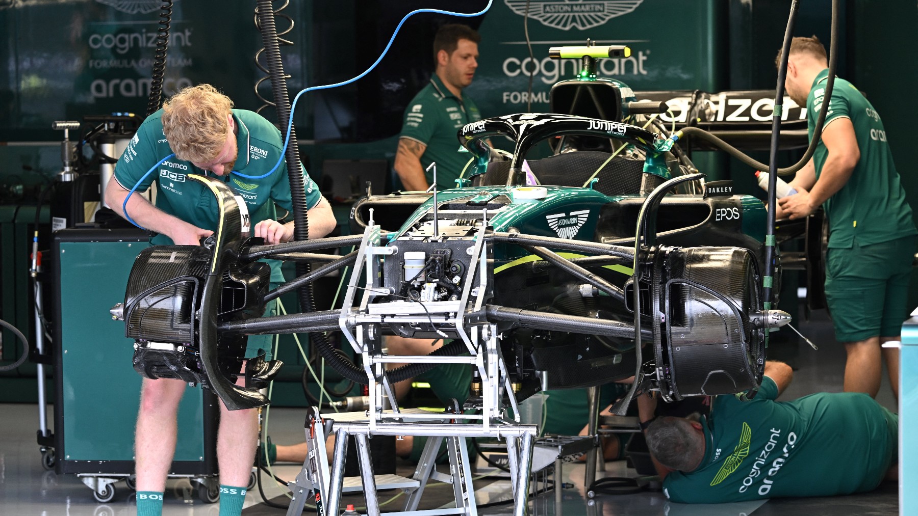 Los ingenieros de Aston Martin trabajando en el coche de Fernando Alonso. (AFP)