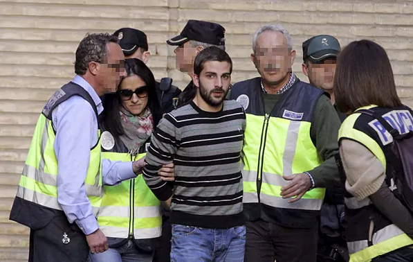 Miguel Carcaño rodeado de policías en Sevilla