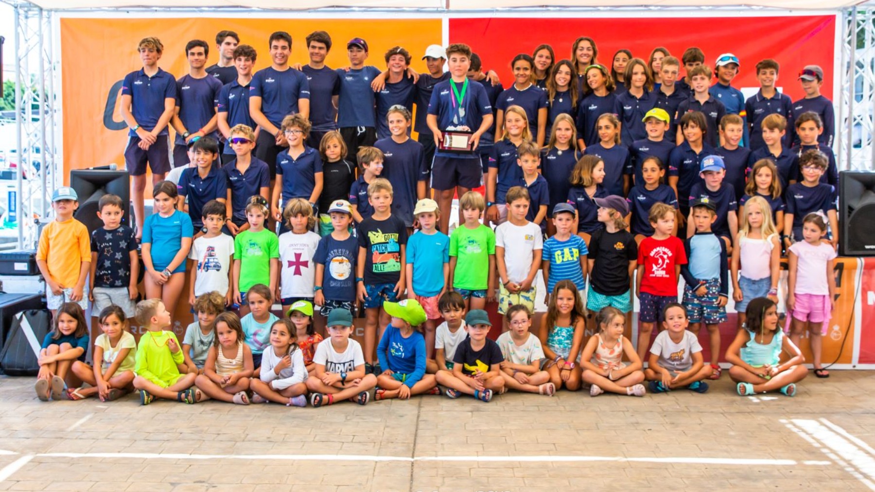 Nikko Palou, con el equipo de regatas