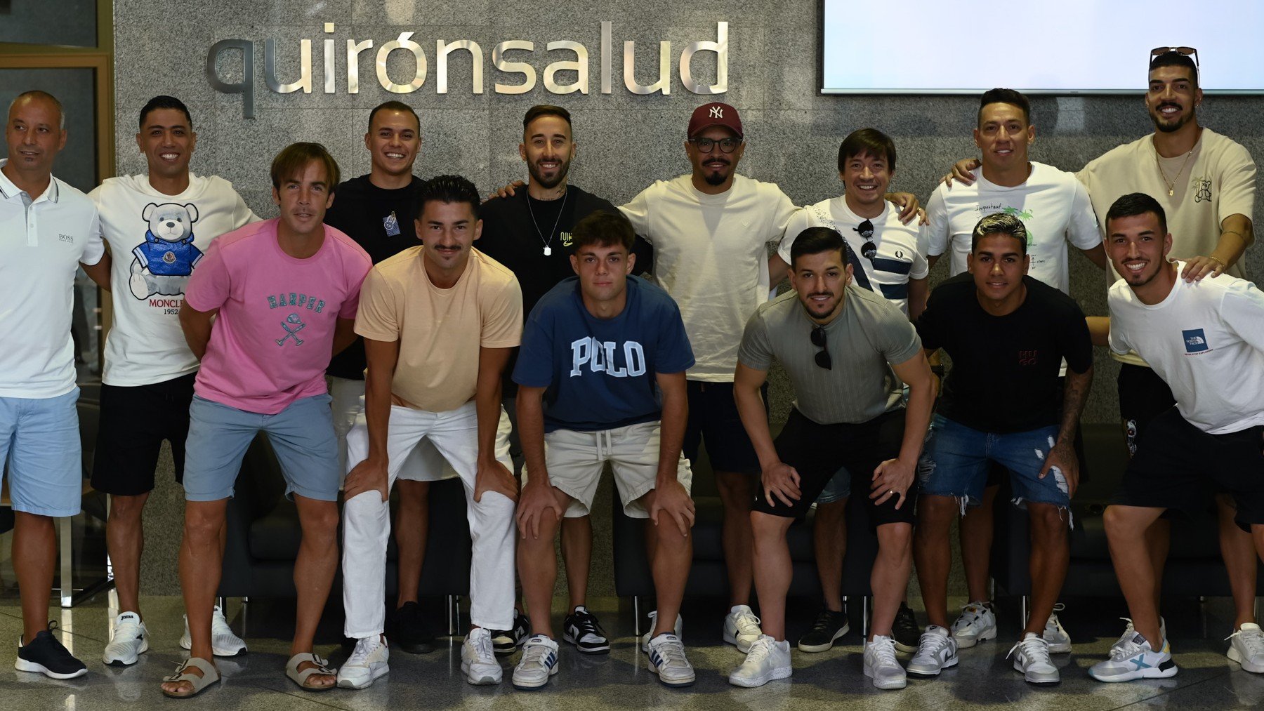 El Mallorca Palma Futsal en el hall del Hospital Quironsalud Palmaplanas (1)