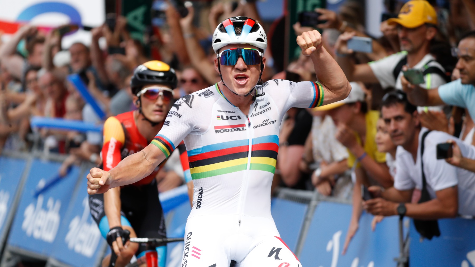 Remco Evenepoel celebra el triunfo en la Clásica de San Sebastián. (EFE)